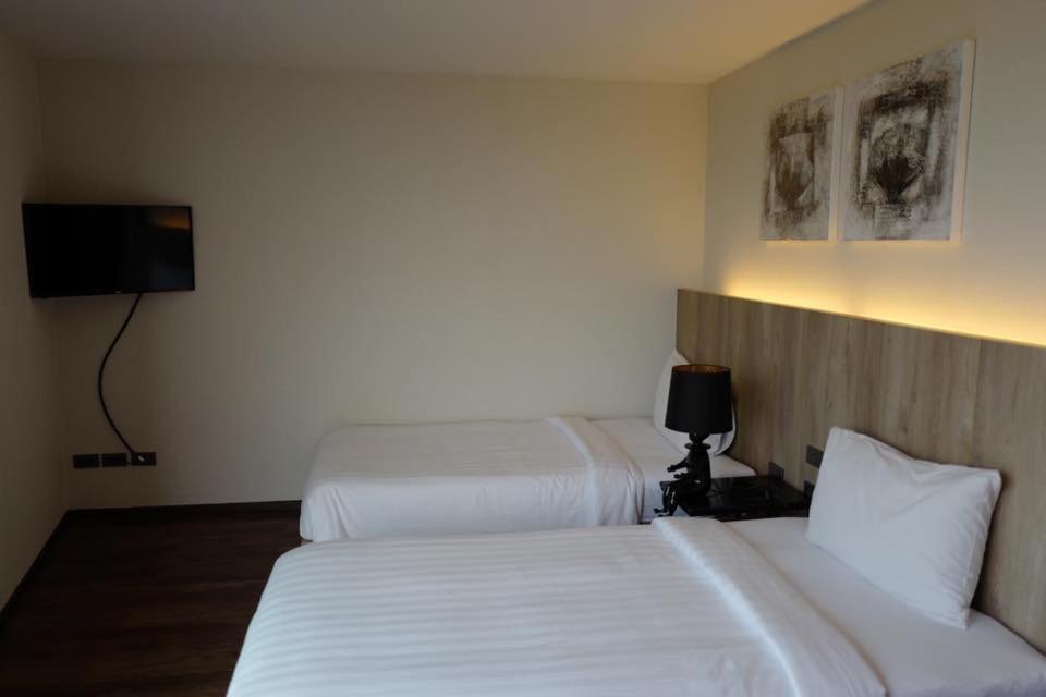 The 28Th Hotel Kanchanaburi Extérieur photo